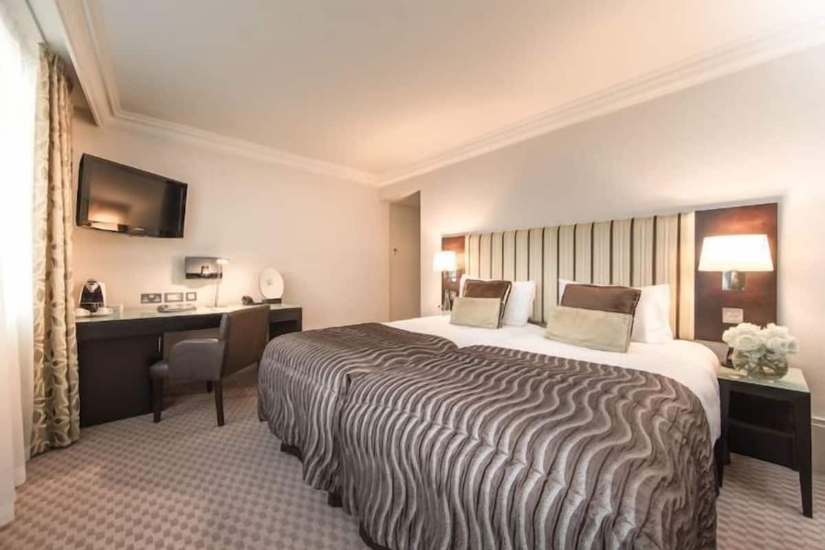 Premium bedding, in-room safe, desk, blackout drapes