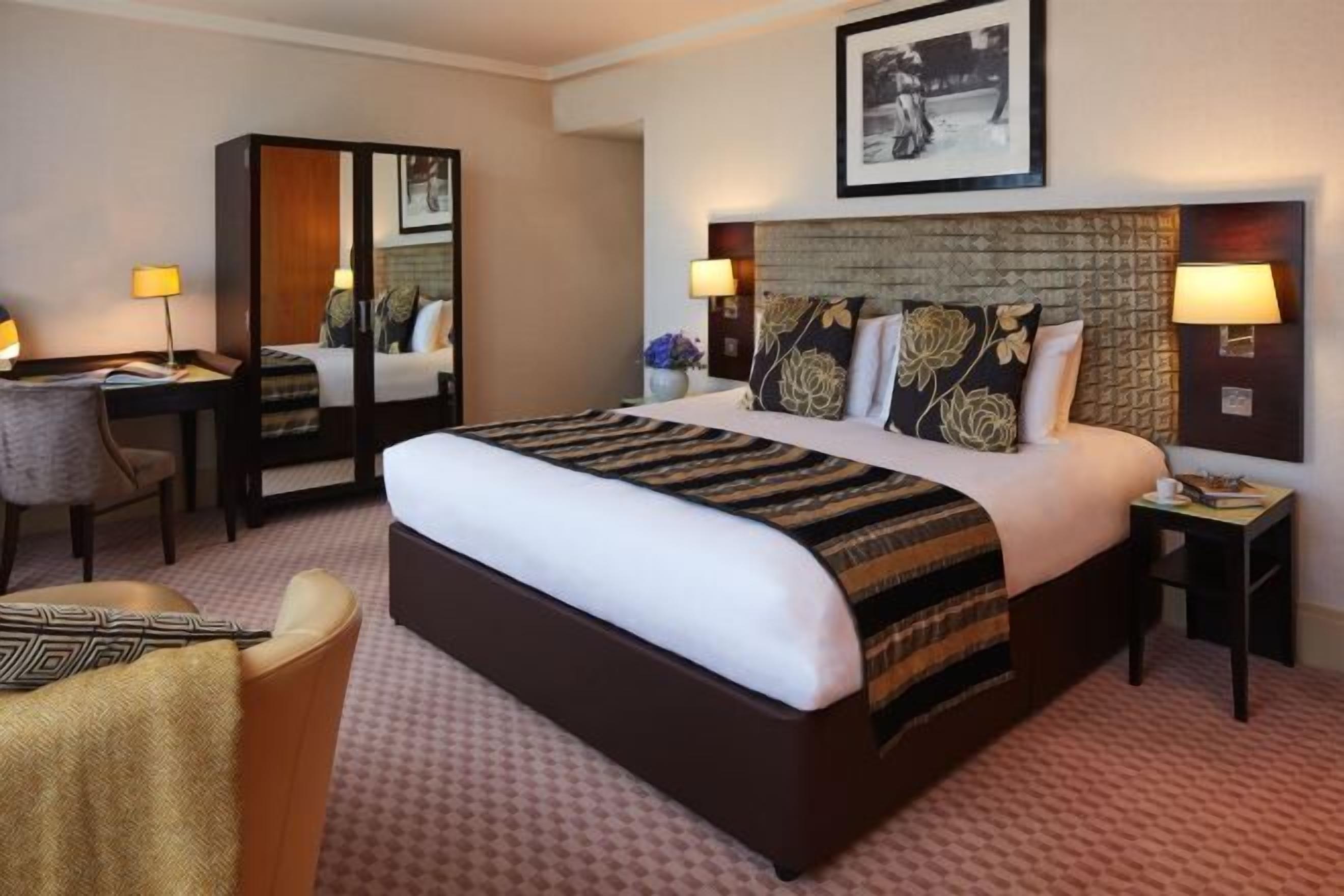 Ylelliset vuodevaatteet, tallelokero huoneessa, työpöytä, pimennysverhot