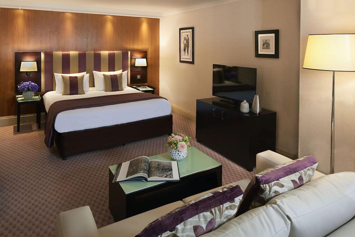 Premium bedding, in-room safe, desk, blackout drapes