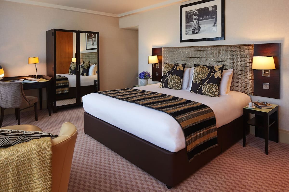 Premium bedding, in-room safe, desk, blackout drapes