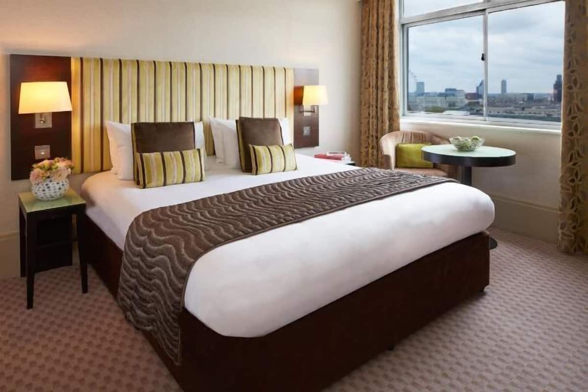 Premium bedding, in-room safe, desk, blackout drapes