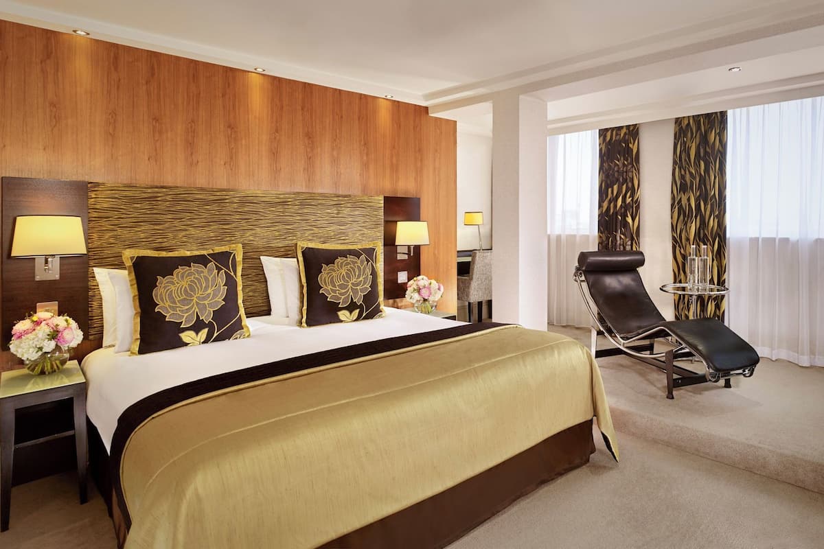 Premium bedding, in-room safe, desk, blackout drapes