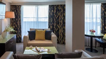 Suite – executive, 1 kingsize-seng med sovesofa | Oppholdsområde | En 32-tommers LCD-TV med Parabol-TV samt TV