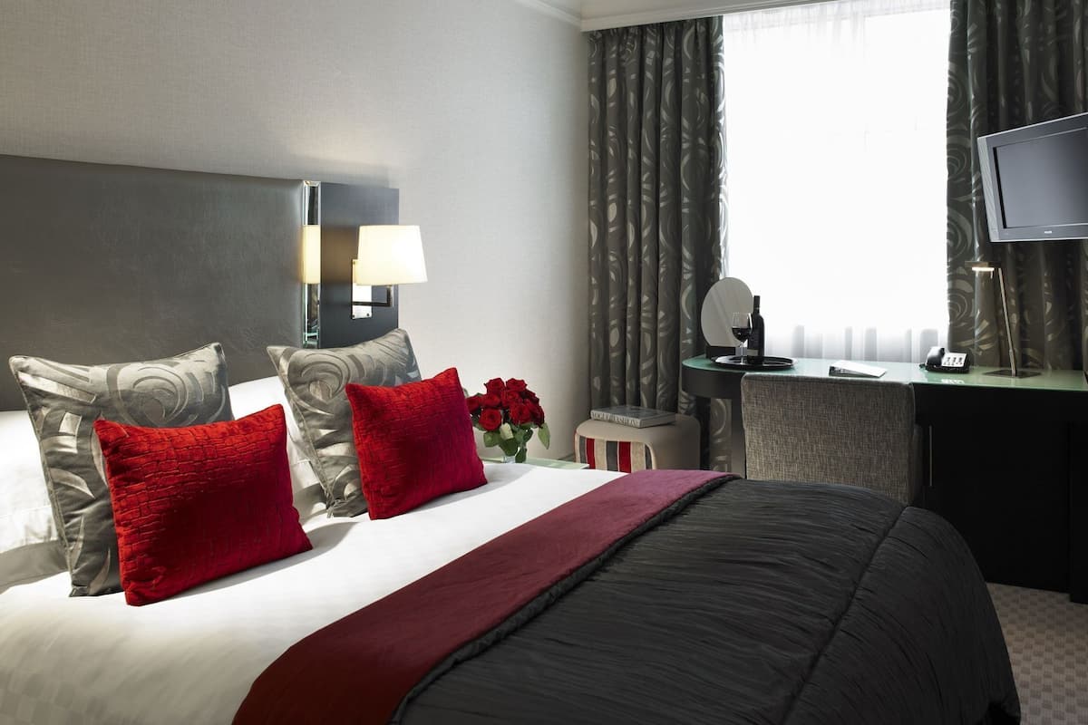 Premium bedding, in-room safe, desk, blackout drapes