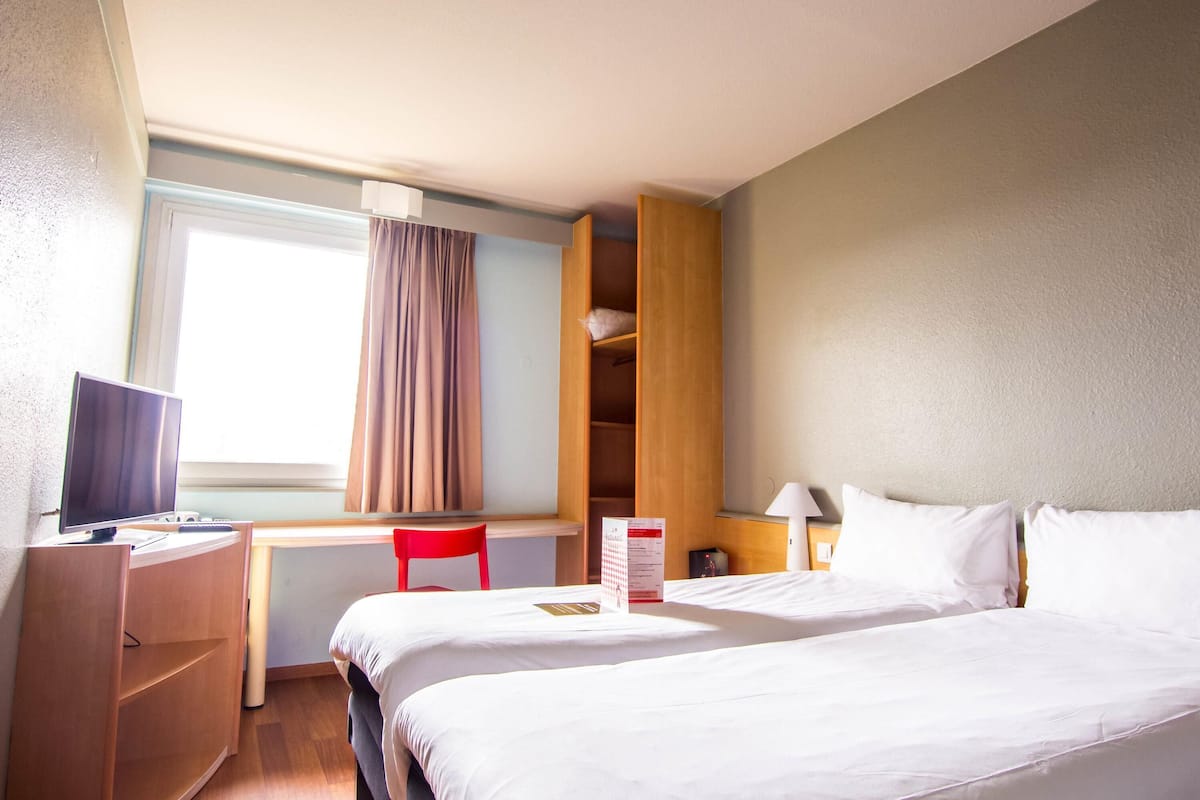 Chambre Standard, 2 lits une place | Literie de qualité supérieure, coffres-forts dans les chambres, bureau
