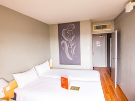 Habitación estándar, 2 camas individuales | Ropa de cama de alta calidad, caja fuerte, escritorio y cortinas opacas