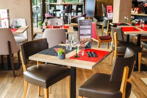 Café da manhã com buffet todos os dias (EUR 9.90 por pessoa) 