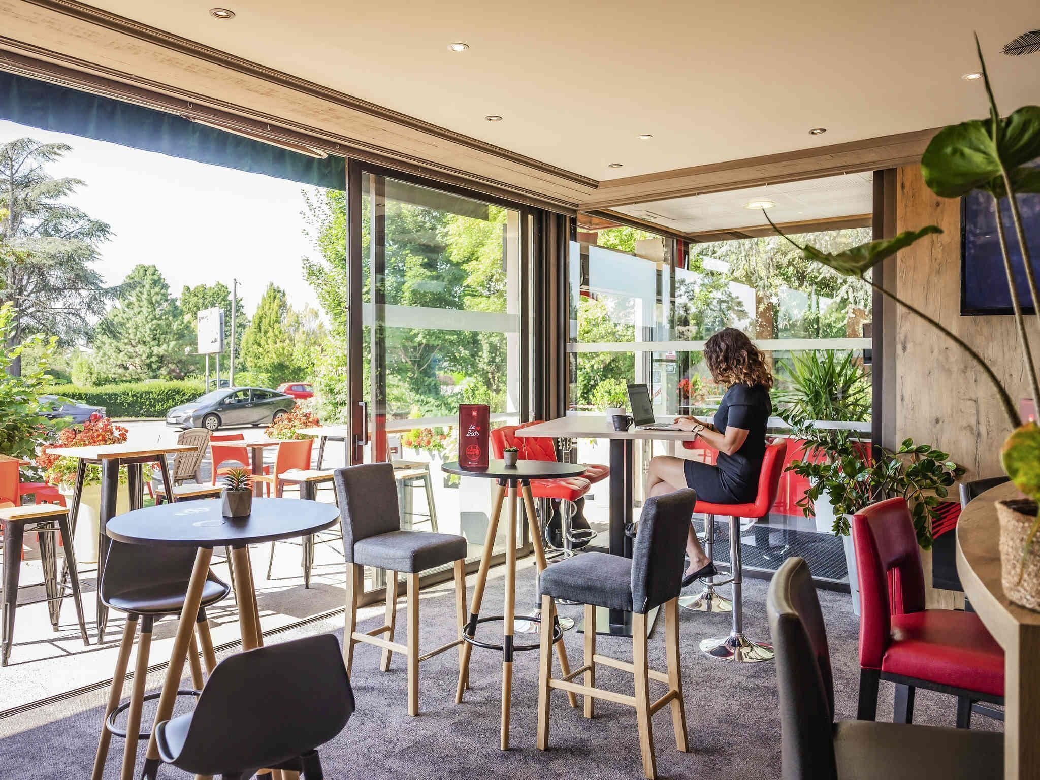 Bar (on property). ibis Colmar Est