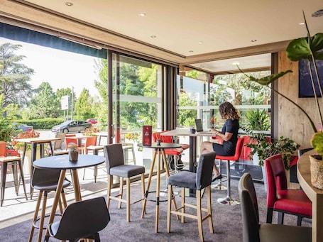 Bar (on property). ibis Colmar Est