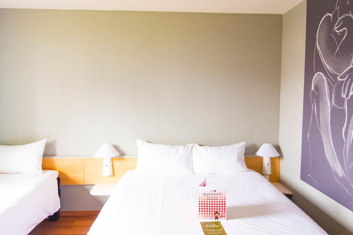 Chambre Standard, plusieurs lits | Literie de qualité supérieure, coffres-forts dans les chambres, bureau