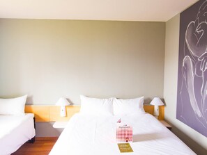 Ropa de cama de alta calidad y caja de seguridad en la habitación 