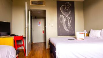 Standaard kamer, Meerdere bedden | Luxe beddengoed, een bureau, verduisterende gordijnen