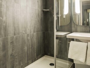 Premium bedding, desk, blackout drapes, iron/ironing board - ibis Colmar Est (Horbourg-Wihr)