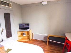 Chambre Standard, plusieurs lits | Literie de qualité supérieure, coffres-forts dans les chambres, bureau