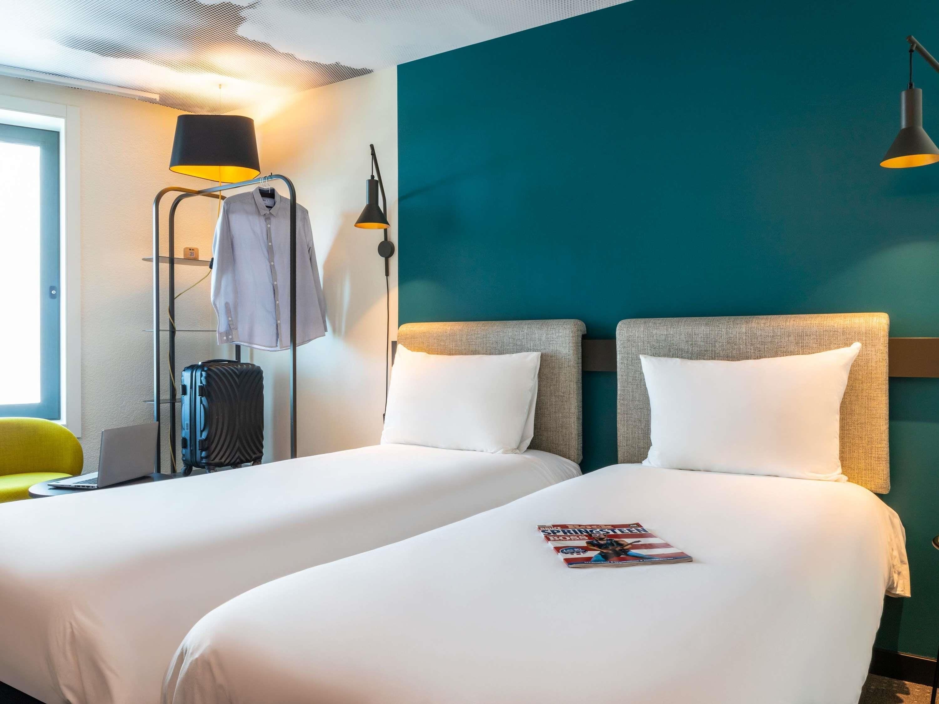 Phòng Tiêu chuẩn, 2 giường đơn | Bộ đồ giường cao cấp, nệm có lớp đệm bông, bàn, màn/rèm cản sáng 