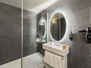 Rom – standard, flere senger | Bad | Dusj, miljøvennlige toalettsaker, hårføner og håndklær