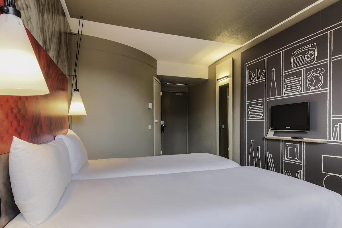 Chambre Confort, 2 lits une place | Literie de qualité supérieure, surmatelas, bureau, rideaux occultants