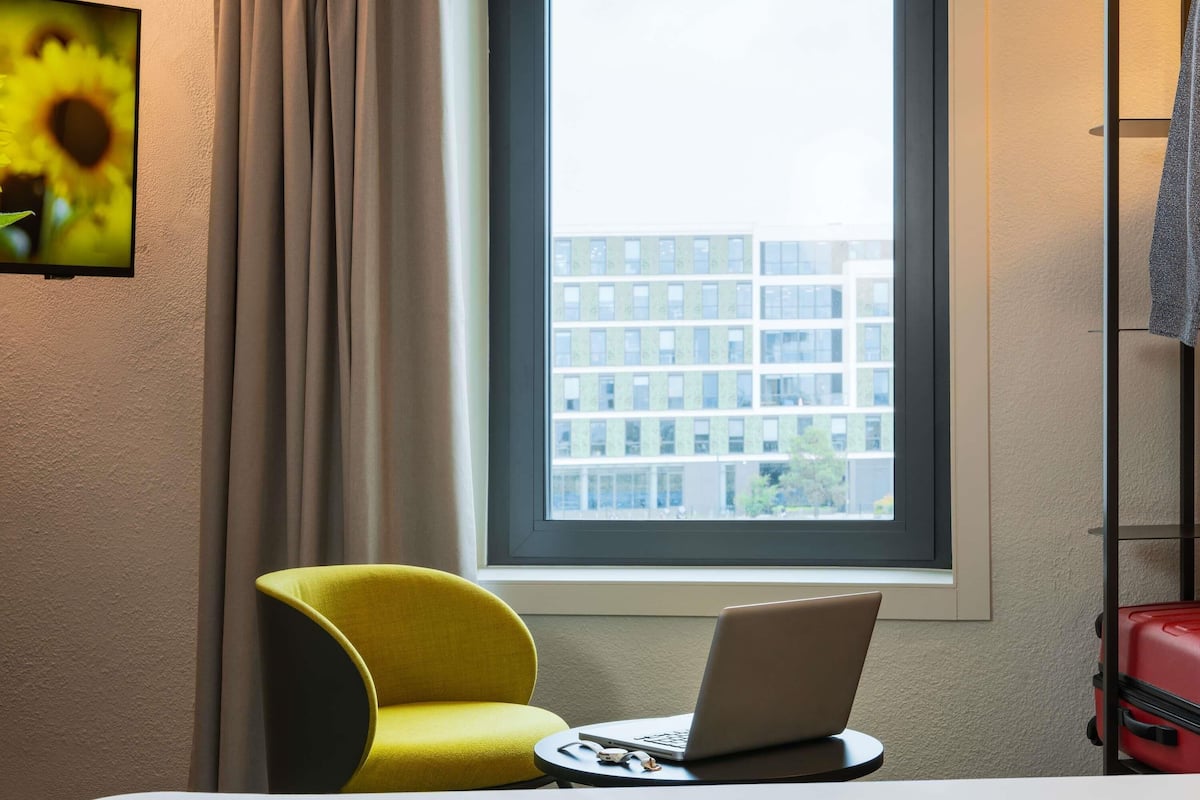 高档床上用品、加厚床垫、客房内保险箱、办公桌