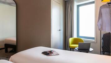 Chambre Standard, 2 lits une place | Literie de qualité supérieure, surmatelas, bureau, rideaux occultants
