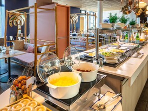 Breakfast, lunch, dinner served; French cuisine 
