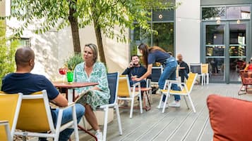 2 restaurants servant le petit déjeuner, le déjeuner et le dîner