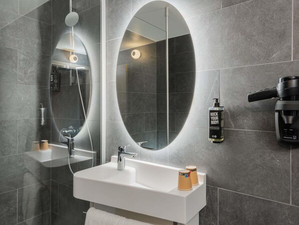 Habitación estándar, varias camas | Baño | Ducha, artículos de higiene personal ecológicos y secador de pelo