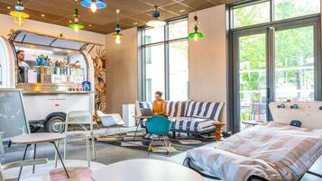 2 restaurants servant le petit déjeuner, le déjeuner et le dîner