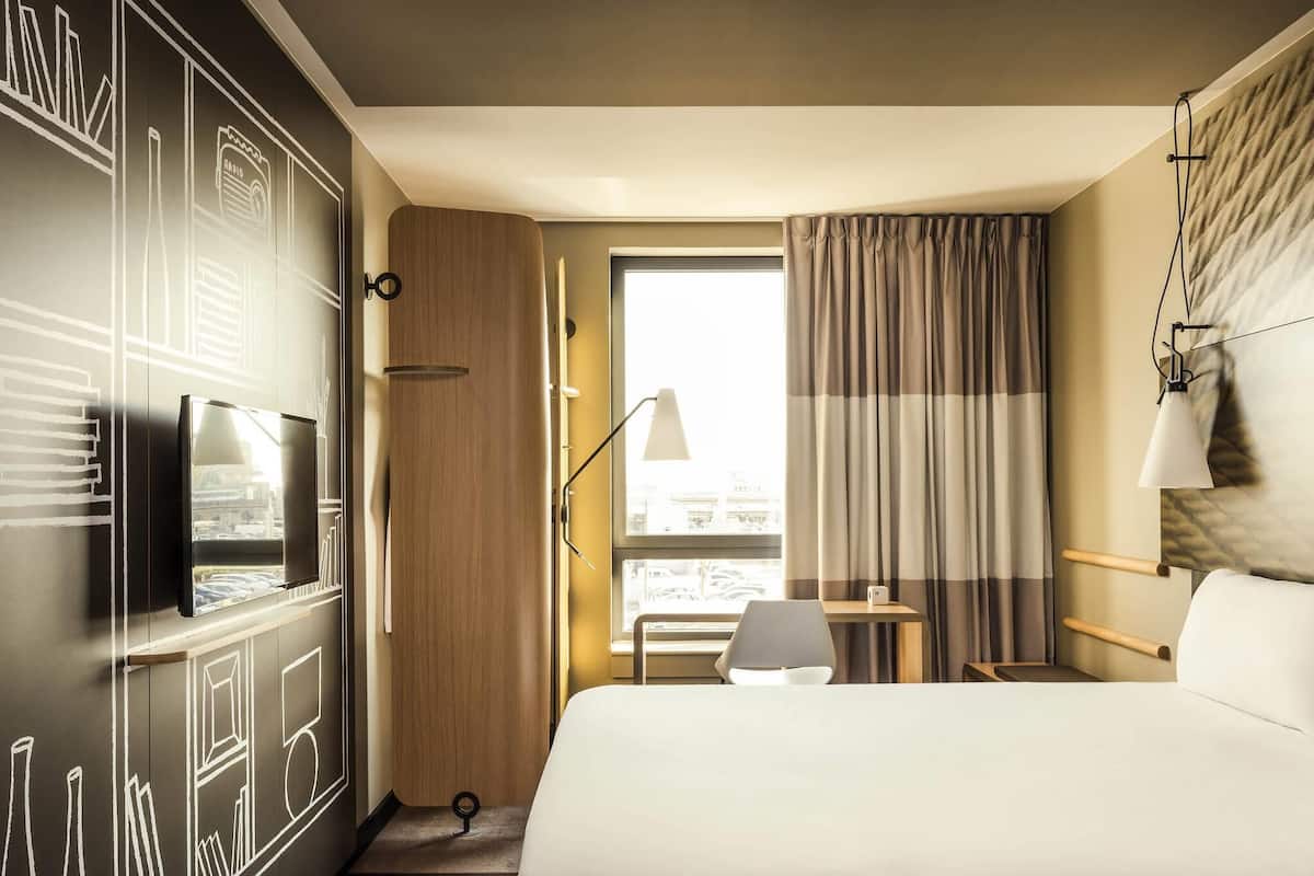 Chambre Confort, 1 lit double | Literie de qualité supérieure, surmatelas, bureau, rideaux occultants