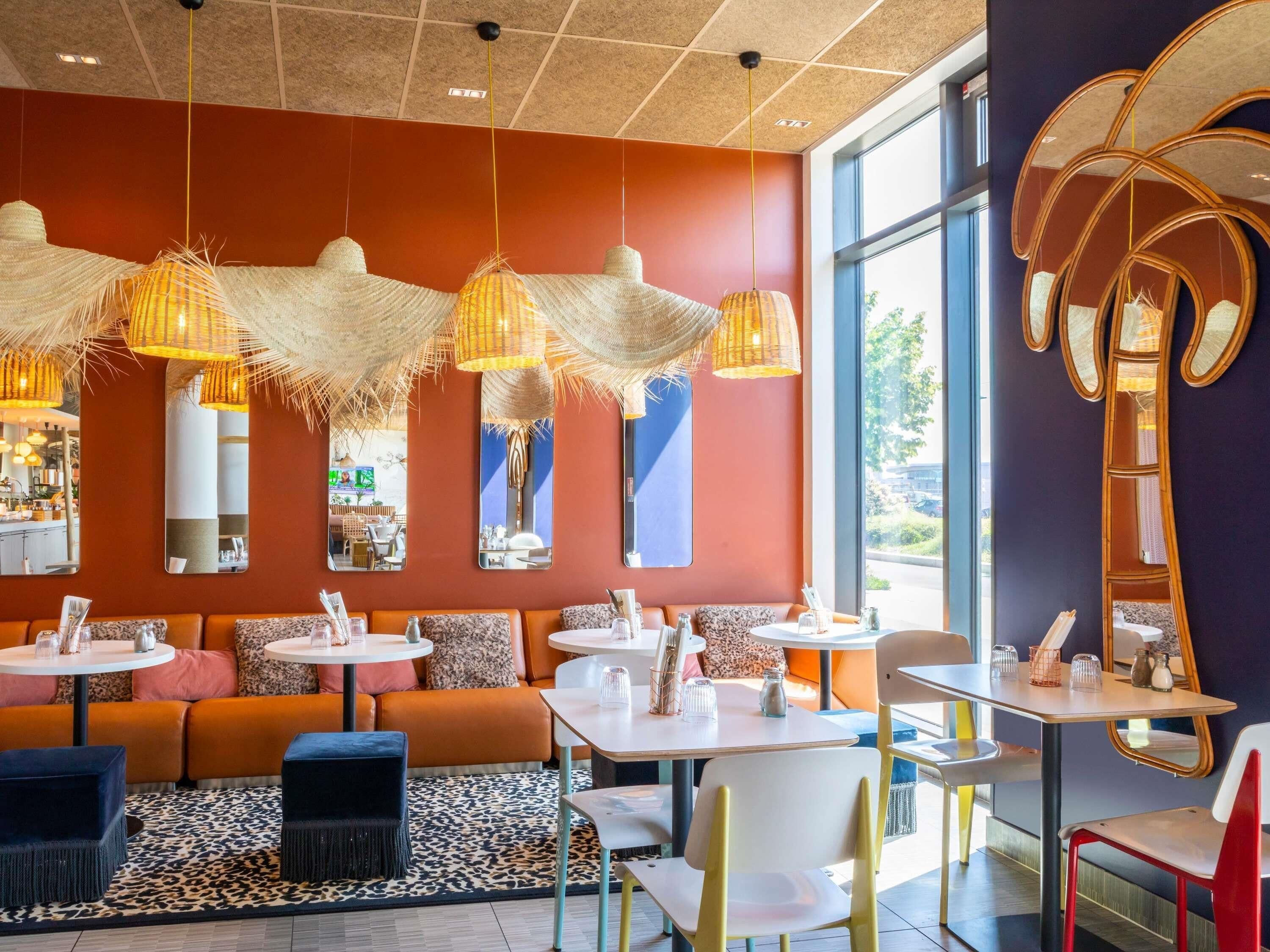 Breakfast, lunch, dinner served; French cuisine 