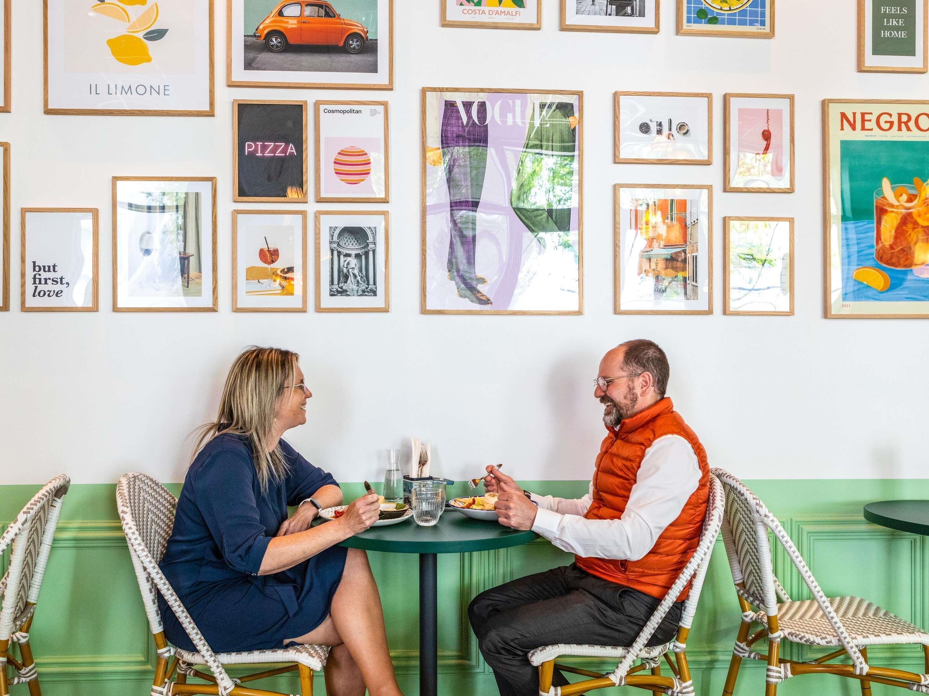 2 restaurants servant le petit déjeuner, le déjeuner et le dîner