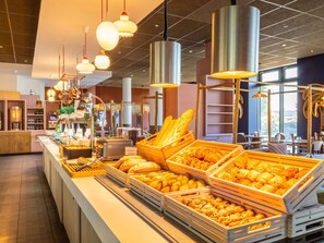 Daily buffet breakfast (EUR 13.9 per person)