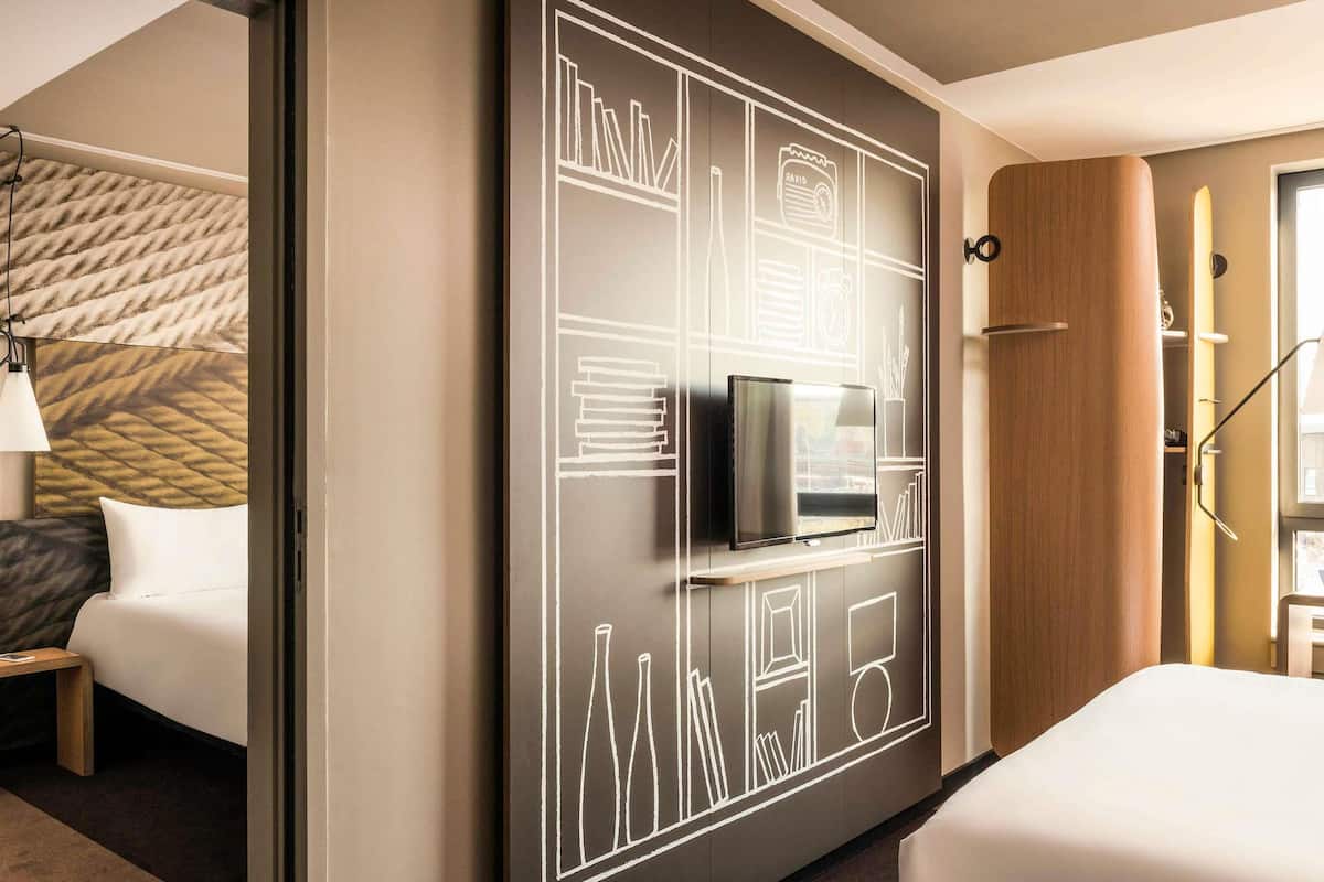 舒适客房, 1 张双人床 | 高档床上用品、加厚床垫、客房内保险箱、办公桌