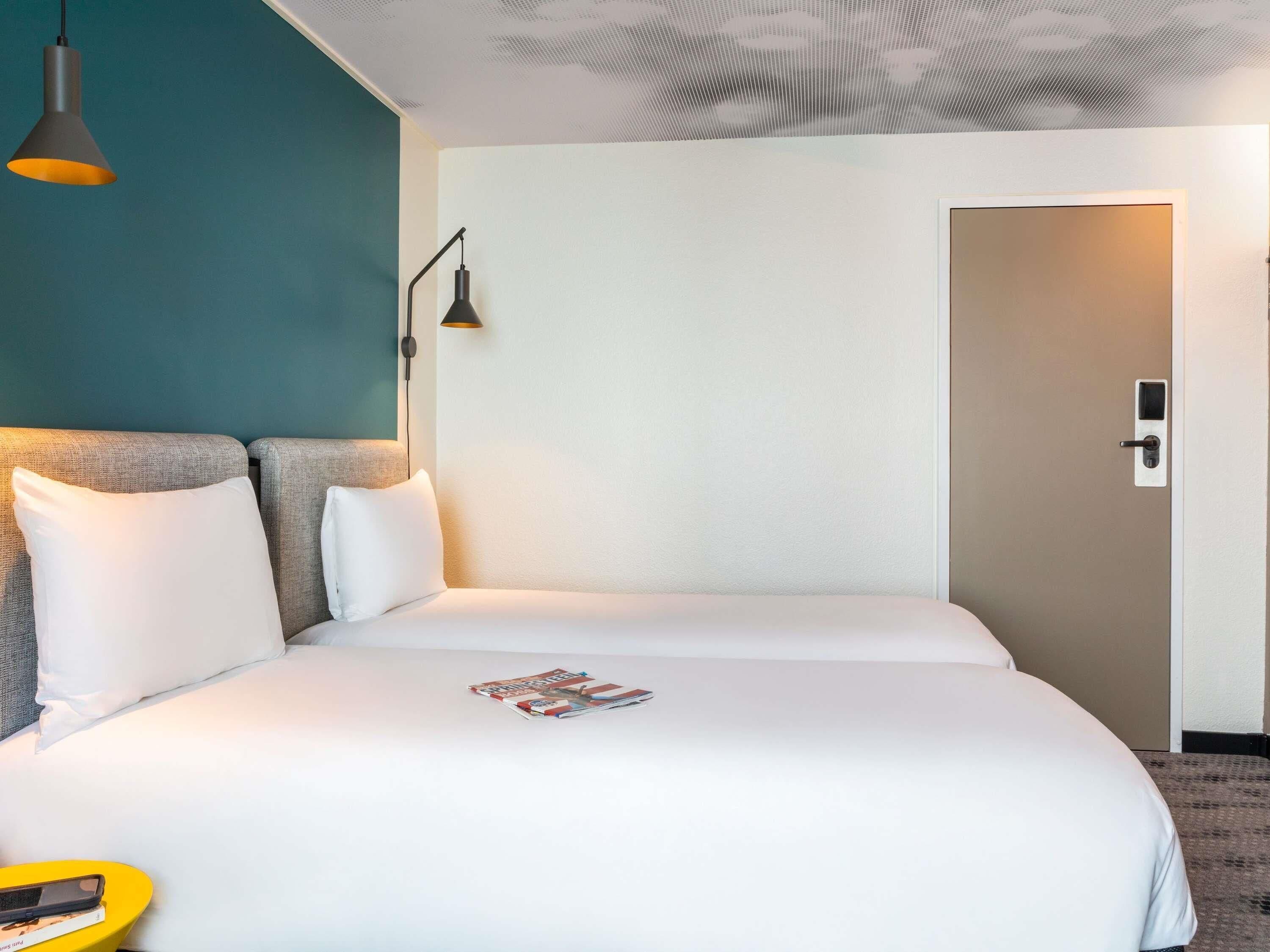 Standardværelse - 2 enkeltsenge | Premium-sengetøj, senge med topmadrasser, skrivebord