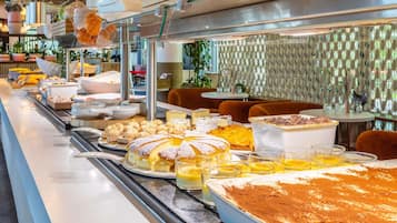 Serveert ontbijt, lunch, diner, Franse gerechten