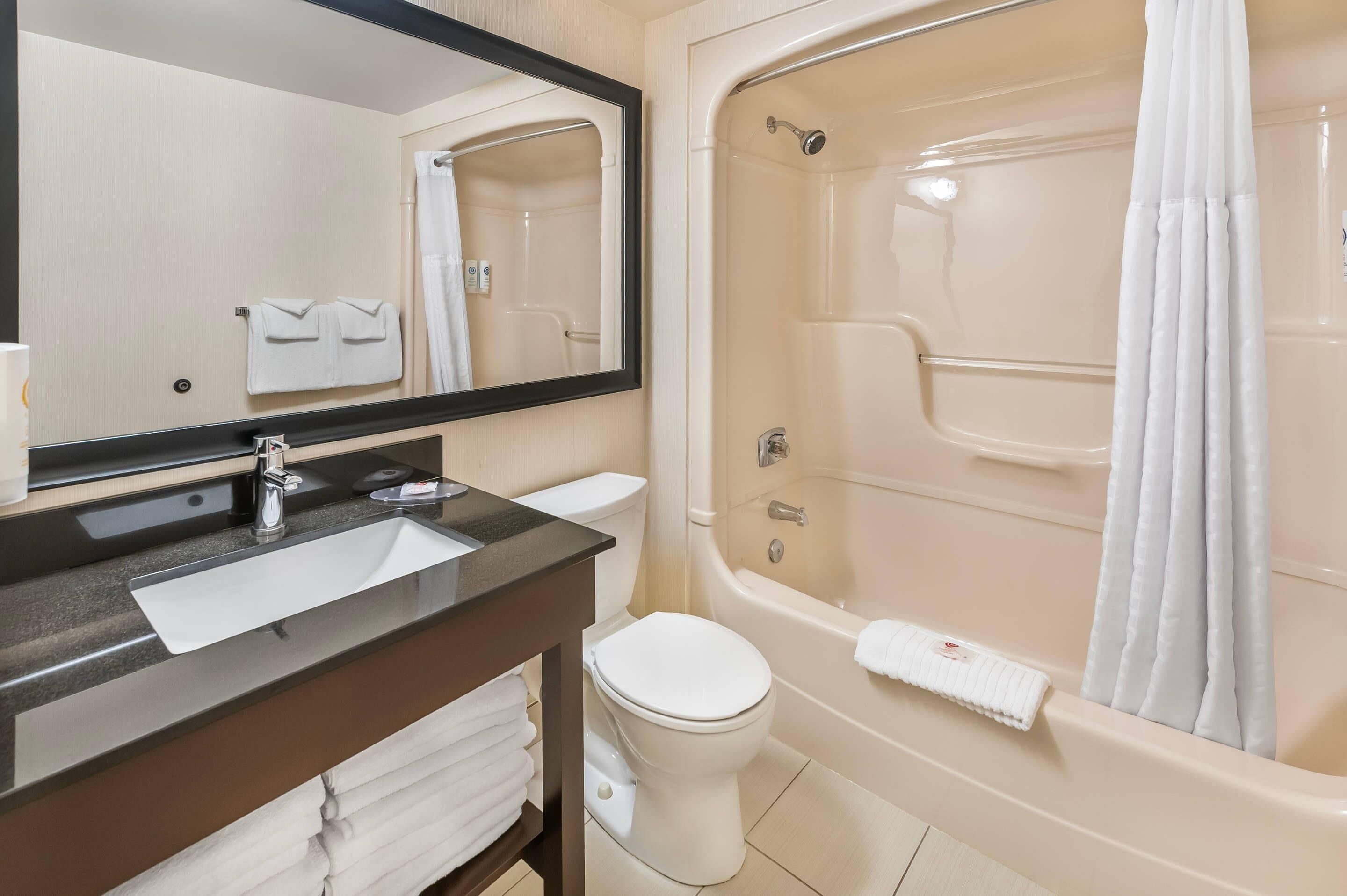 Habitación estándar, 2 camas dobles, no fumadores, planta baja | Ropa de cama de alta calidad y colchones con acolchado adicional