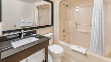 Habitación estándar, 2 camas dobles, no fumadores, planta baja | Ropa de cama de alta calidad y colchones con acolchado adicional