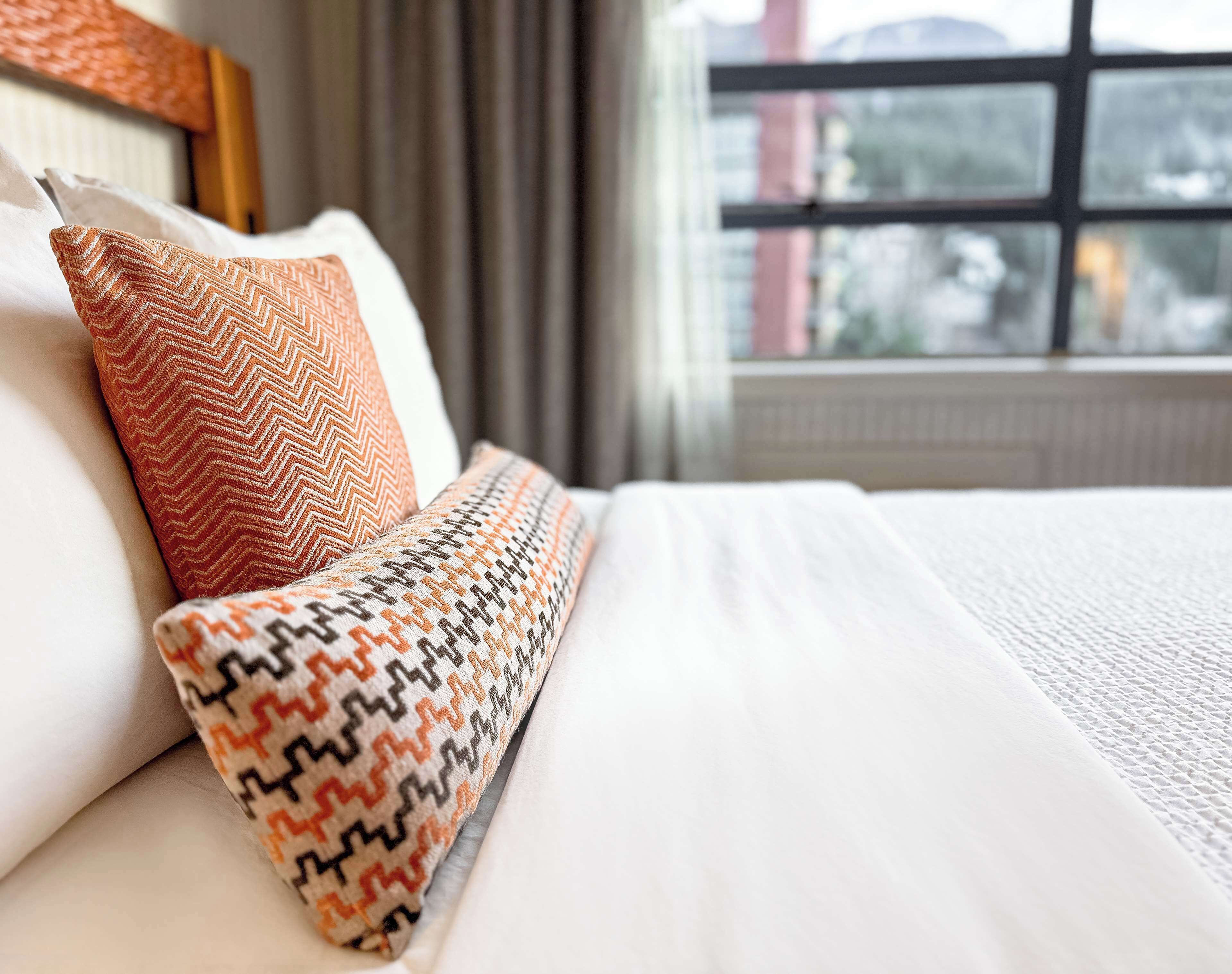Chambre Deluxe, 1 très grand lit | Literie de qualité supérieure, coffres-forts dans les chambres, bureau