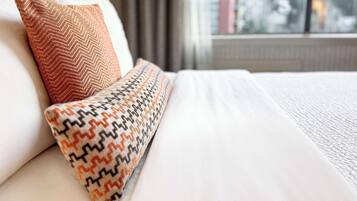 Chambre Deluxe, 1 très grand lit | Literie de qualité supérieure, coffres-forts dans les chambres, bureau