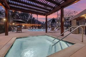 Outdoor pool, pool loungers - Sonesta ES Suites Torrance Redondo Beach (Torrance)