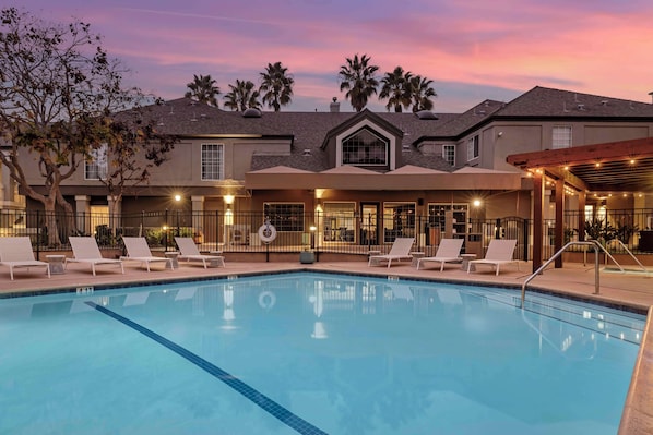 Utomhuspool och solstolar