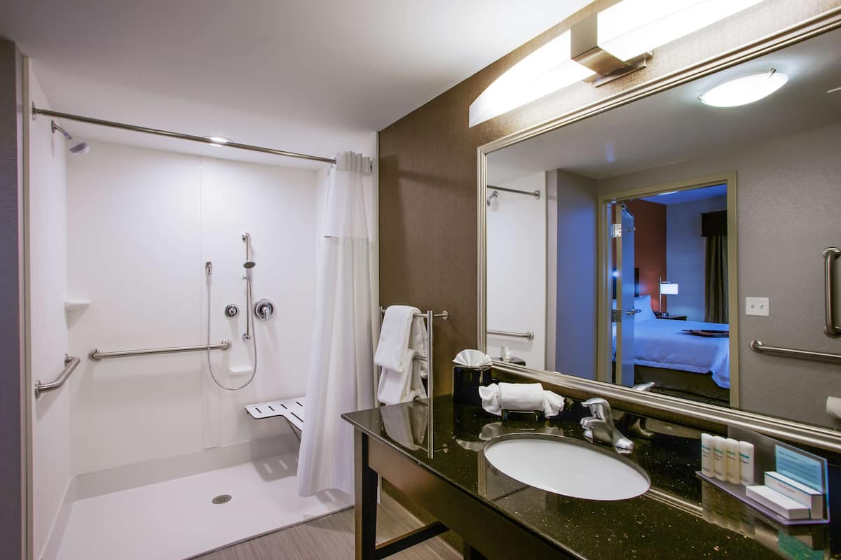 Estudio, 1 cama de matrimonio grande, accesible para personas con discapacidad, no fumadores | Baño | Artículos de higiene personal gratuitos y toallas