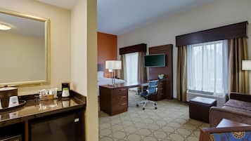 Studio, 1 King Bed, Kitchenette | In-room safe, WiFi (free), bed sheets