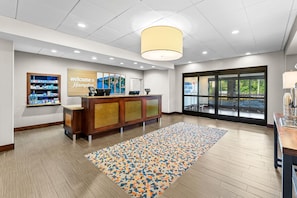 Lobby - Hampton Inn & Suites Philadelphia/Bensalem (Bensalem)