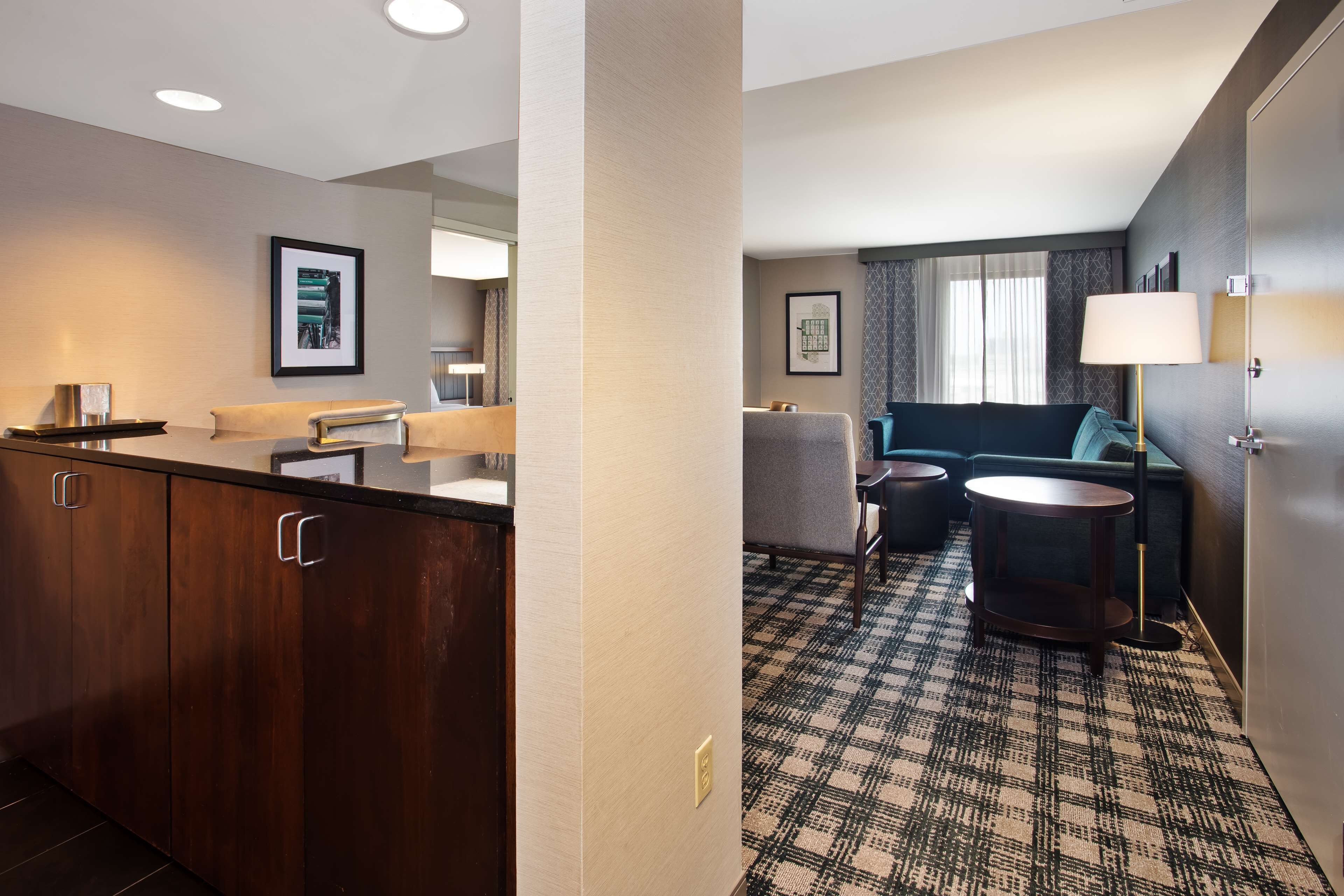 Suite, 1 Bedroom | Living area