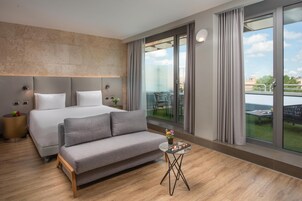 Cubrecamas, minibar y caja de seguridad en la habitación 