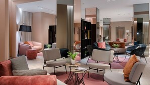 Una sala de estar moderna con sofás, sillones y una mesa de centro.