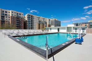 A rooftop pool with a clear view of surrounding buildings. - Holiday Inn Gainesville - University Center by IHG (Gainesville)