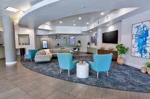 Lobby sitting area - Holiday Inn Gainesville - University Center by IHG (Gainesville)