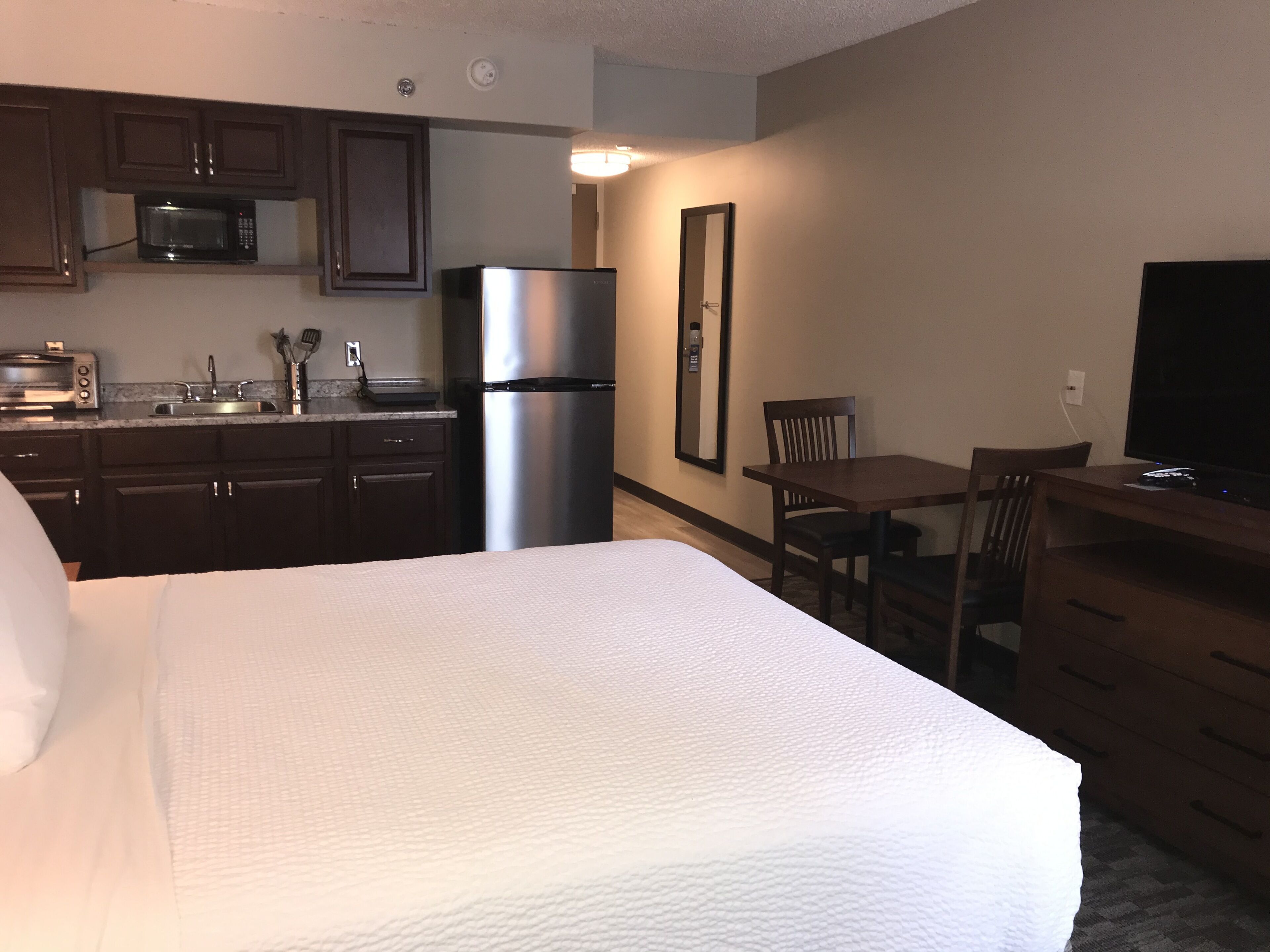 Safe på rommet, skrivebord, strykejern/-brett og barnesenger (inkludert)