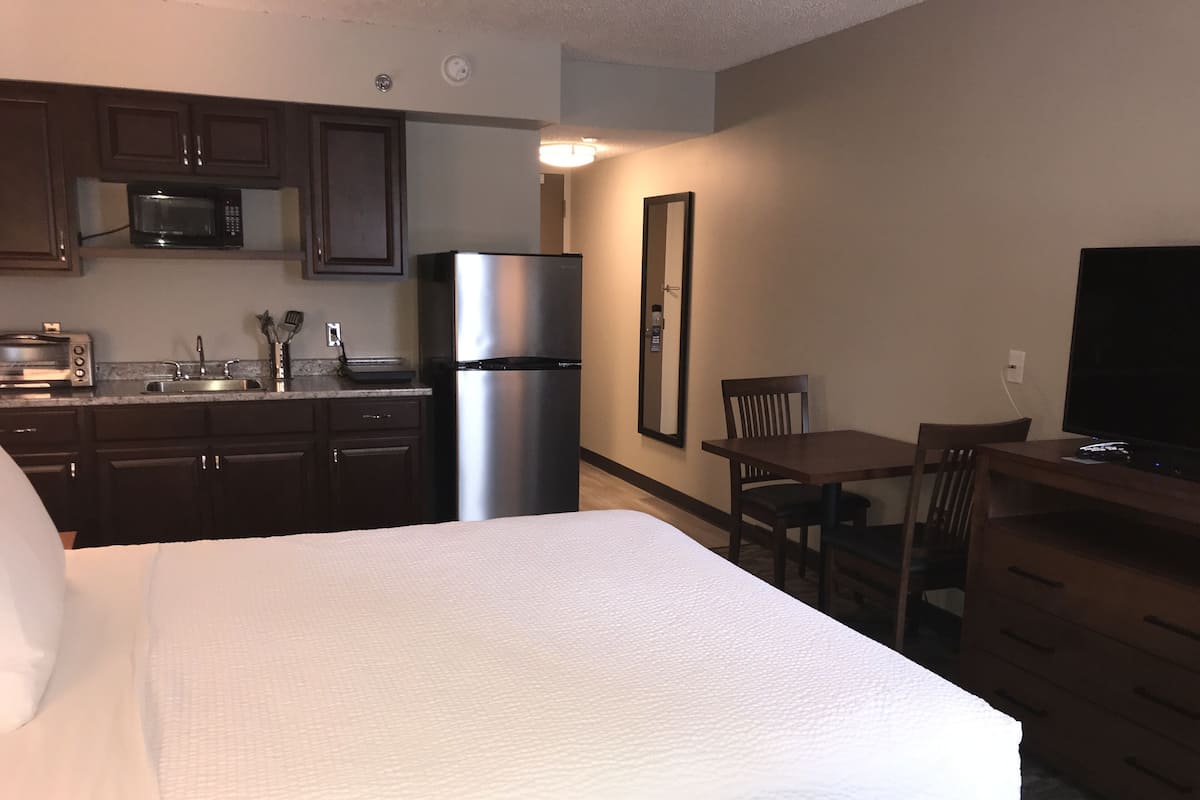 Safe på rommet, skrivebord, strykejern/-brett og barnesenger (inkludert)